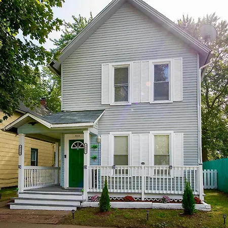 The Tremont Emerald - By Christmas Story House - Historic Charm & Modern Comfort Near Downtown With Parking, 300Mb Wifi & Self Check-In Cleveland Exterior photo