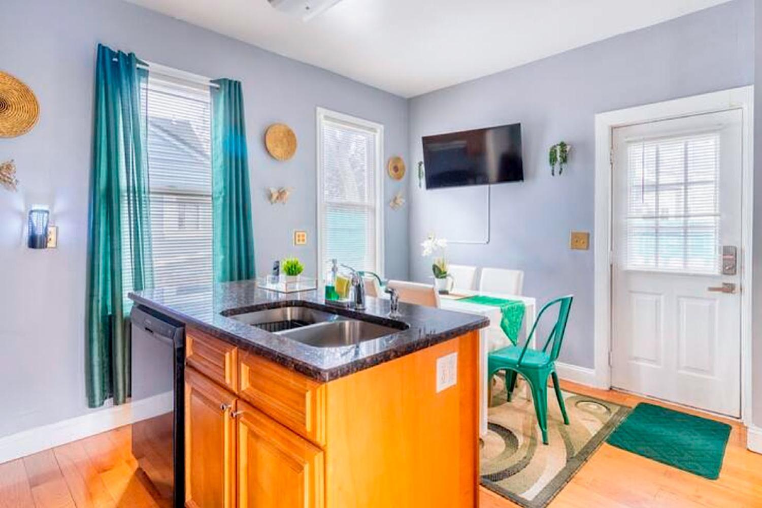 Holiday home The Tremont Emerald - By Christmas Story House - Historic Charm & Modern Comfort Near Downtown With Parking, 300mb Wifi & Self Check-in *