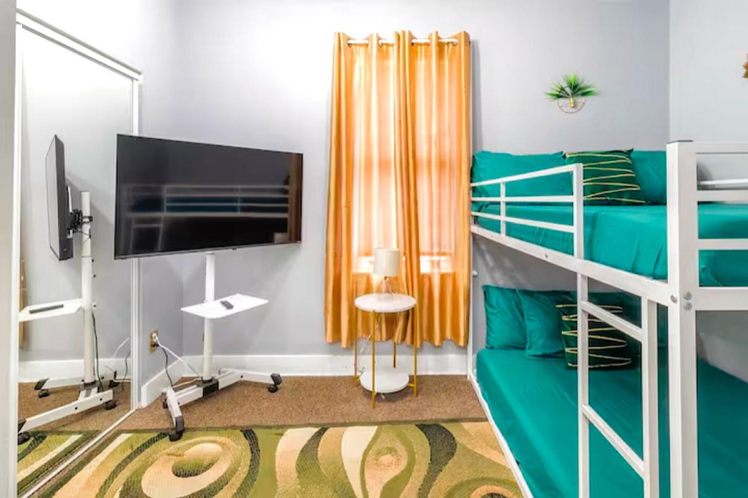 The Tremont Emerald - By Christmas Story House - Historic Charm & Modern Comfort Near Downtown With Parking, 300mb Wifi & Self Check-in * Cleveland