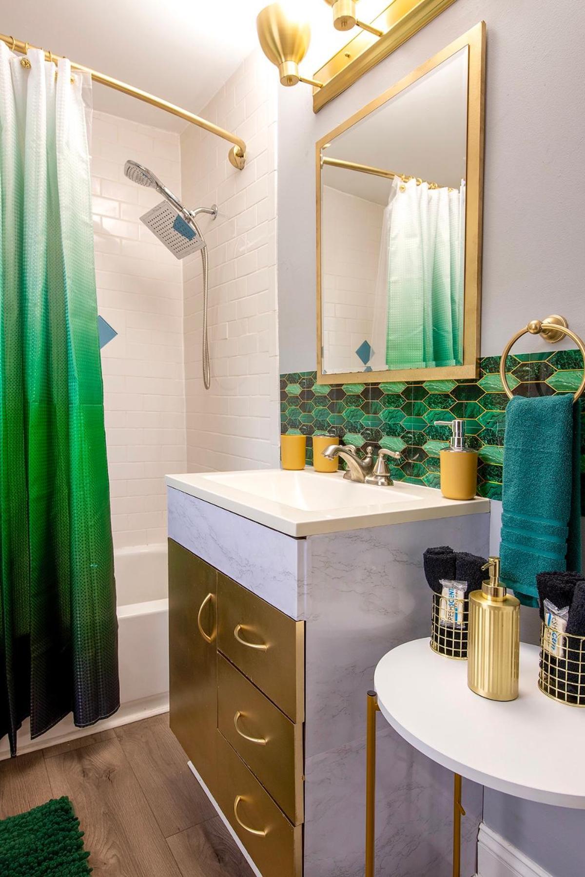The Tremont Emerald - By Christmas Story House - Historic Charm & Modern Comfort Near Downtown With Parking, 300mb Wifi & Self Check-in Holiday home *