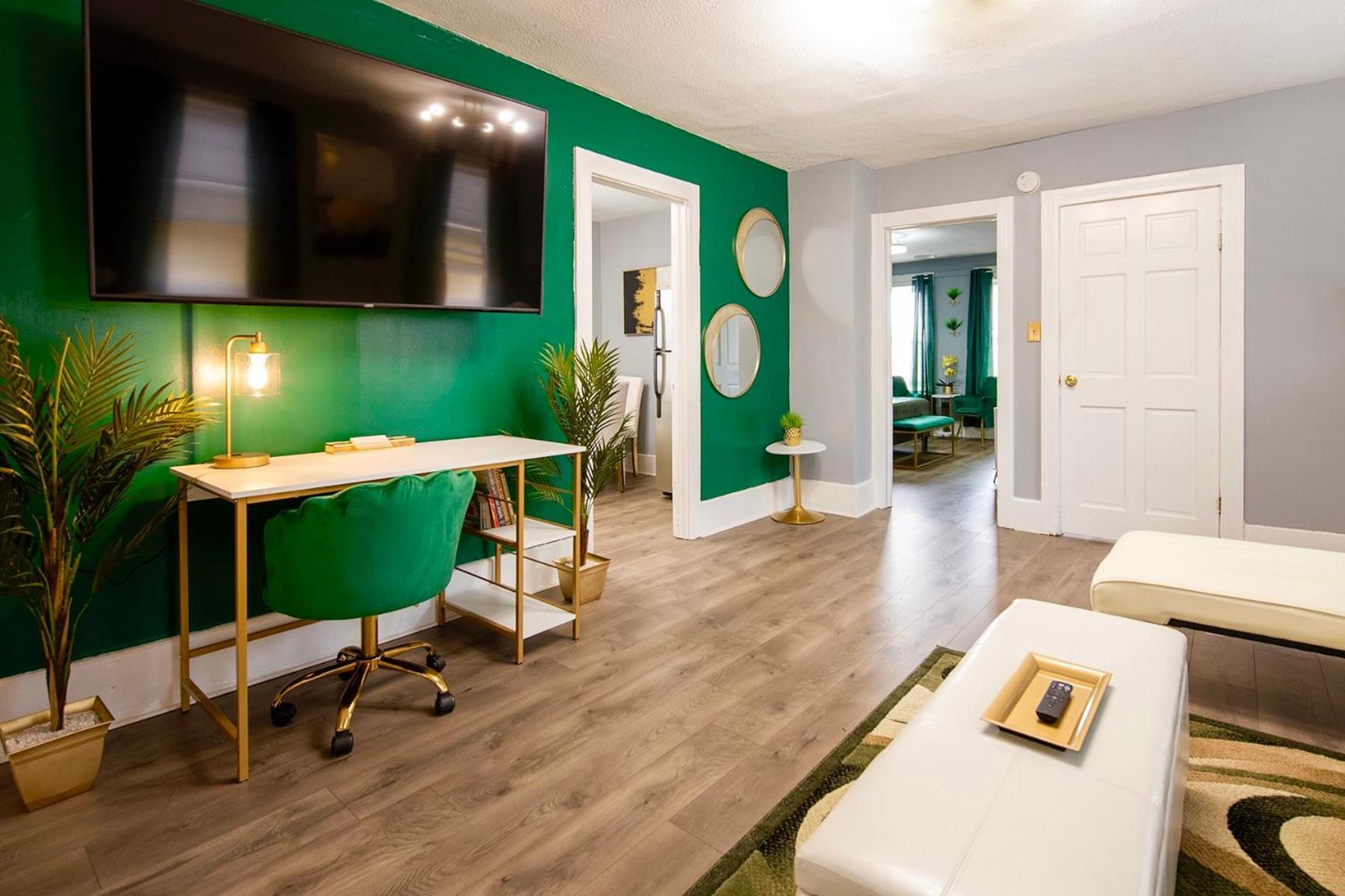 The Tremont Emerald - By Christmas Story House - Historic Charm & Modern Comfort Near Downtown With Parking, 300mb Wifi & Self Check-in