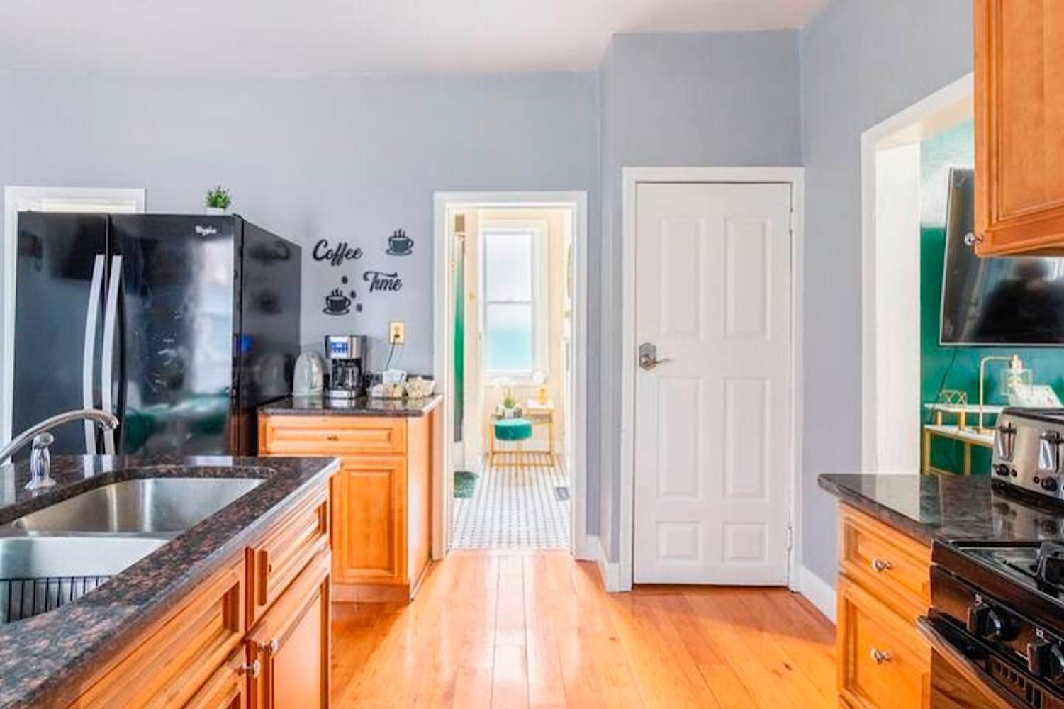 The Tremont Emerald - By Christmas Story House - Historic Charm & Modern Comfort Near Downtown With Parking, 300mb Wifi & Self Check-in * Cleveland