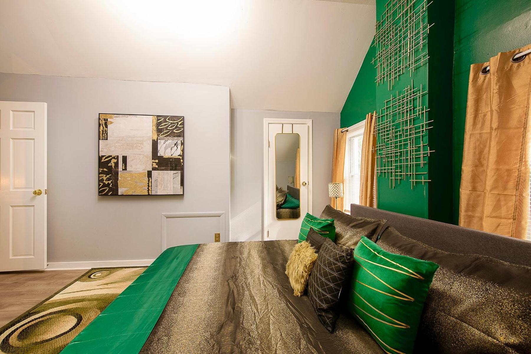 The Tremont Emerald - By Christmas Story House - Historic Charm & Modern Comfort Near Downtown With Parking, 300mb Wifi & Self Check-in Holiday home *