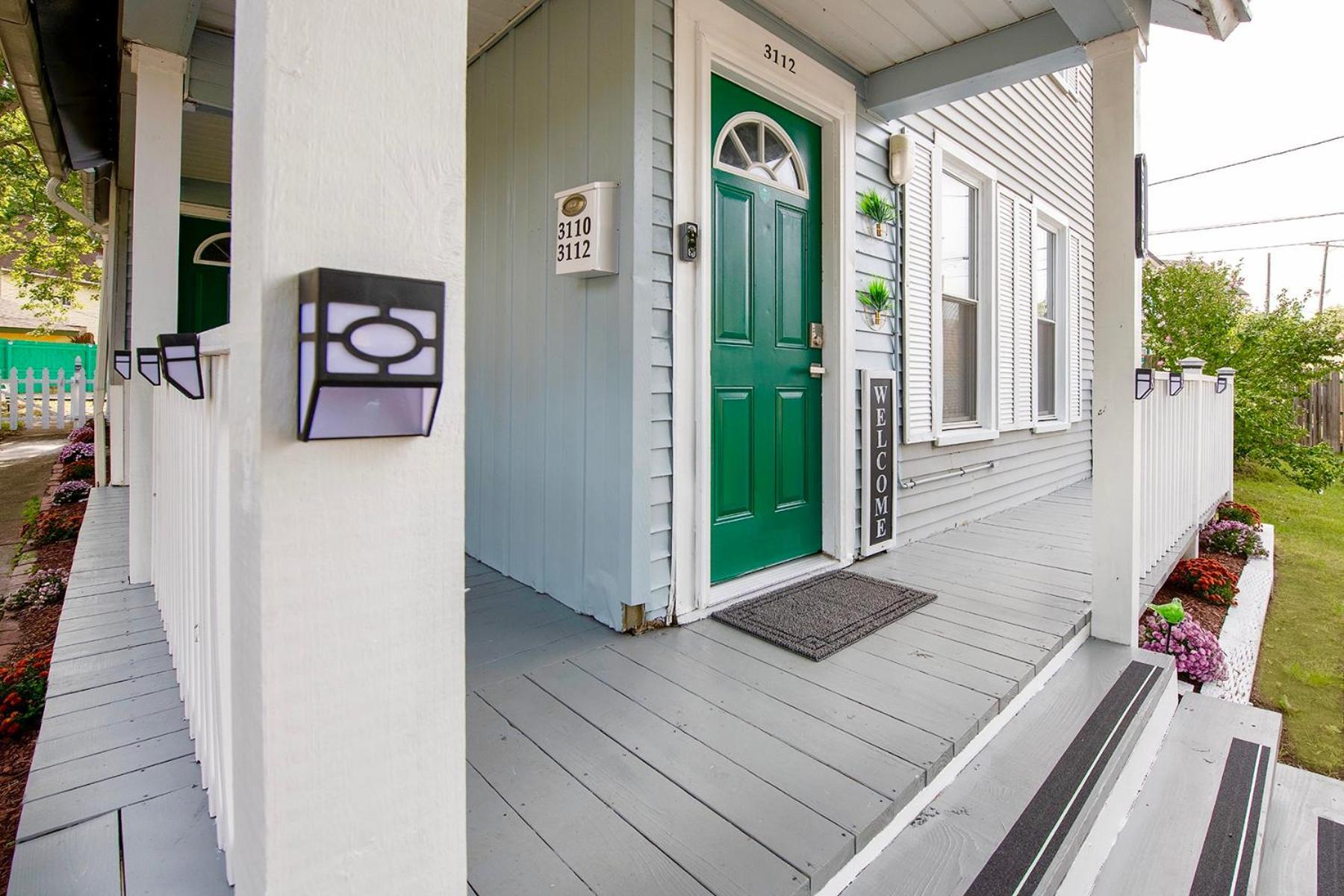 The Tremont Emerald - By Christmas Story House - Historic Charm & Modern Comfort Near Downtown With Parking, 300mb Wifi & Self Check-in * Cleveland