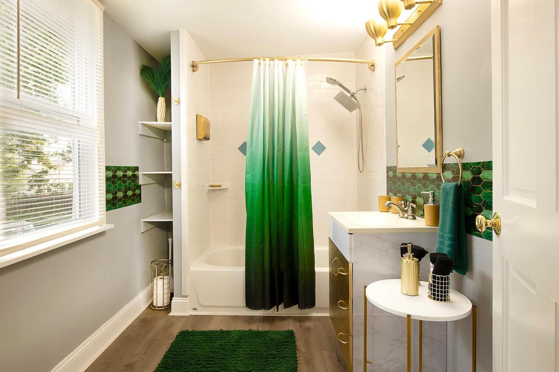 Holiday home The Tremont Emerald - By Christmas Story House - Historic Charm & Modern Comfort Near Downtown With Parking, 300mb Wifi & Self Check-in *