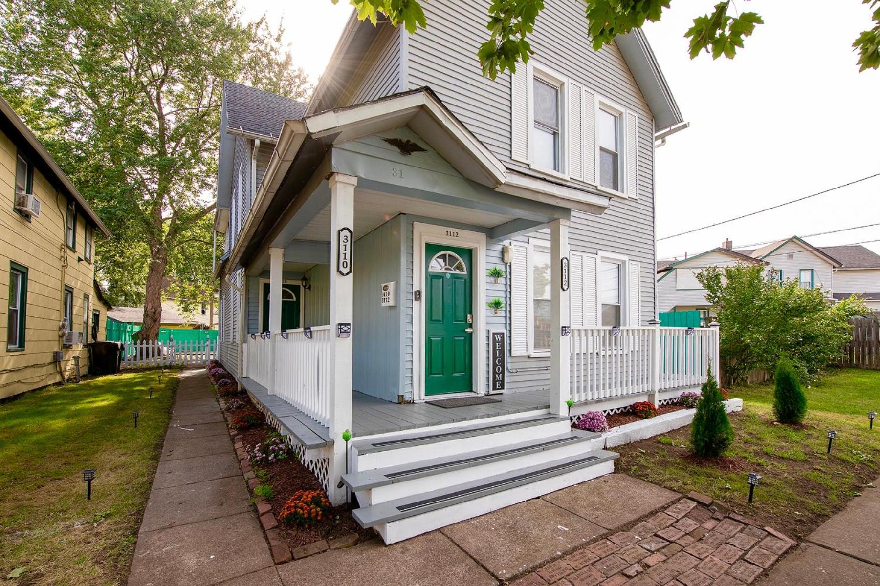 The Tremont Emerald - By Christmas Story House - Historic Charm & Modern Comfort Near Downtown With Parking, 300mb Wifi & Self Check-in Hébergement de vacances *