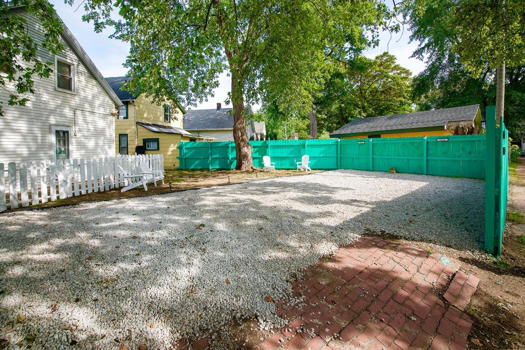The Tremont Emerald - By Christmas Story House - Historic Charm & Modern Comfort Near Downtown With Parking, 300mb Wifi & Self Check-in