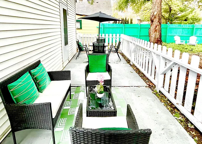 The Tremont Emerald - By Christmas Story House - Historic Charm & Modern Comfort Near Downtown With Parking, 300Mb Wifi & Self Check-In
