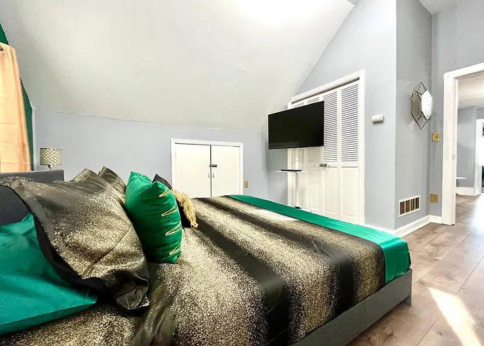 The Tremont Emerald - By Christmas Story House - Historic Charm & Modern Comfort Near Downtown With Parking, 300Mb Wifi & Self Check-In