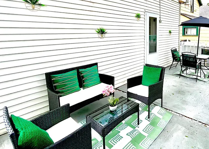The Tremont Emerald - By Christmas Story House - Historic Charm & Modern Comfort Near Downtown With Parking, 300Mb Wifi & Self Check-In