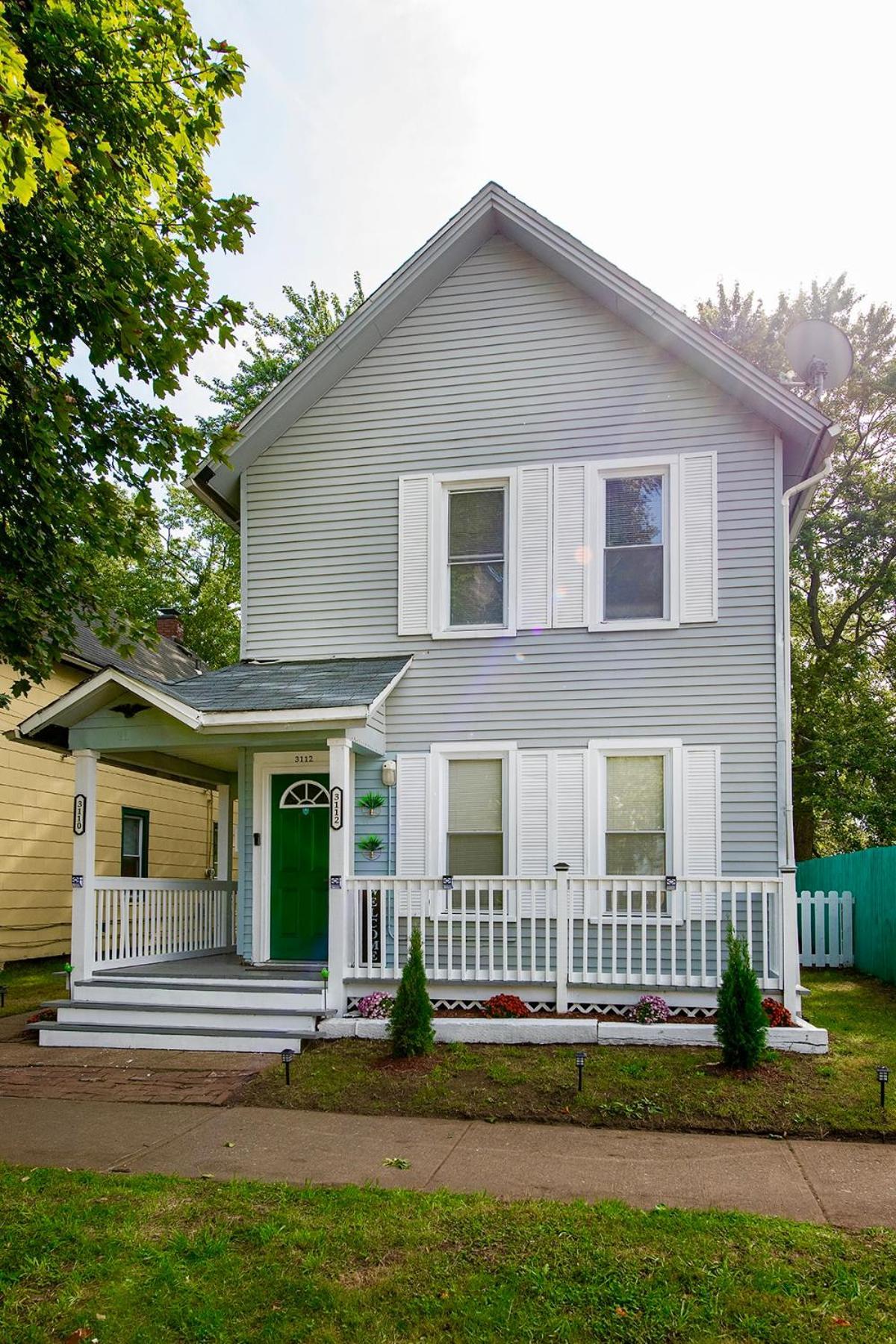 The Tremont Emerald - By Christmas Story House - Historic Charm & Modern Comfort Near Downtown With Parking, 300mb Wifi & Self Check-in Hébergement de vacances