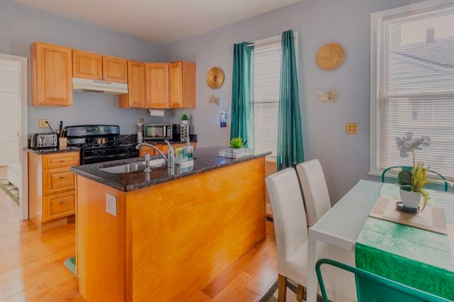 Hébergement de vacances The Tremont Emerald - By Christmas Story House - Historic Charm & Modern Comfort Near Downtown With Parking, 300mb Wifi & Self Check-in *