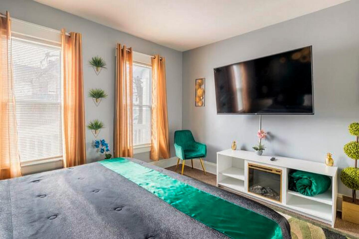 The Tremont Emerald - By Christmas Story House - Historic Charm & Modern Comfort Near Downtown With Parking, 300mb Wifi & Self Check-in Hébergement de vacances *