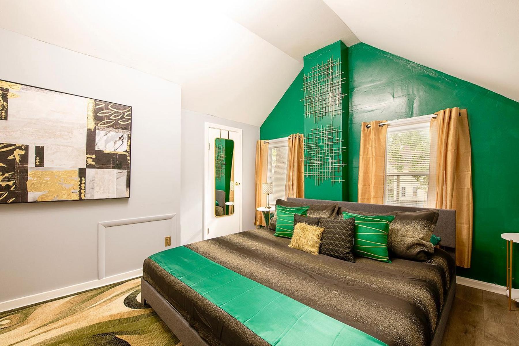The Tremont Emerald - By Christmas Story House - Historic Charm & Modern Comfort Near Downtown With Parking, 300mb Wifi & Self Check-in Hébergement de vacances Cleveland
