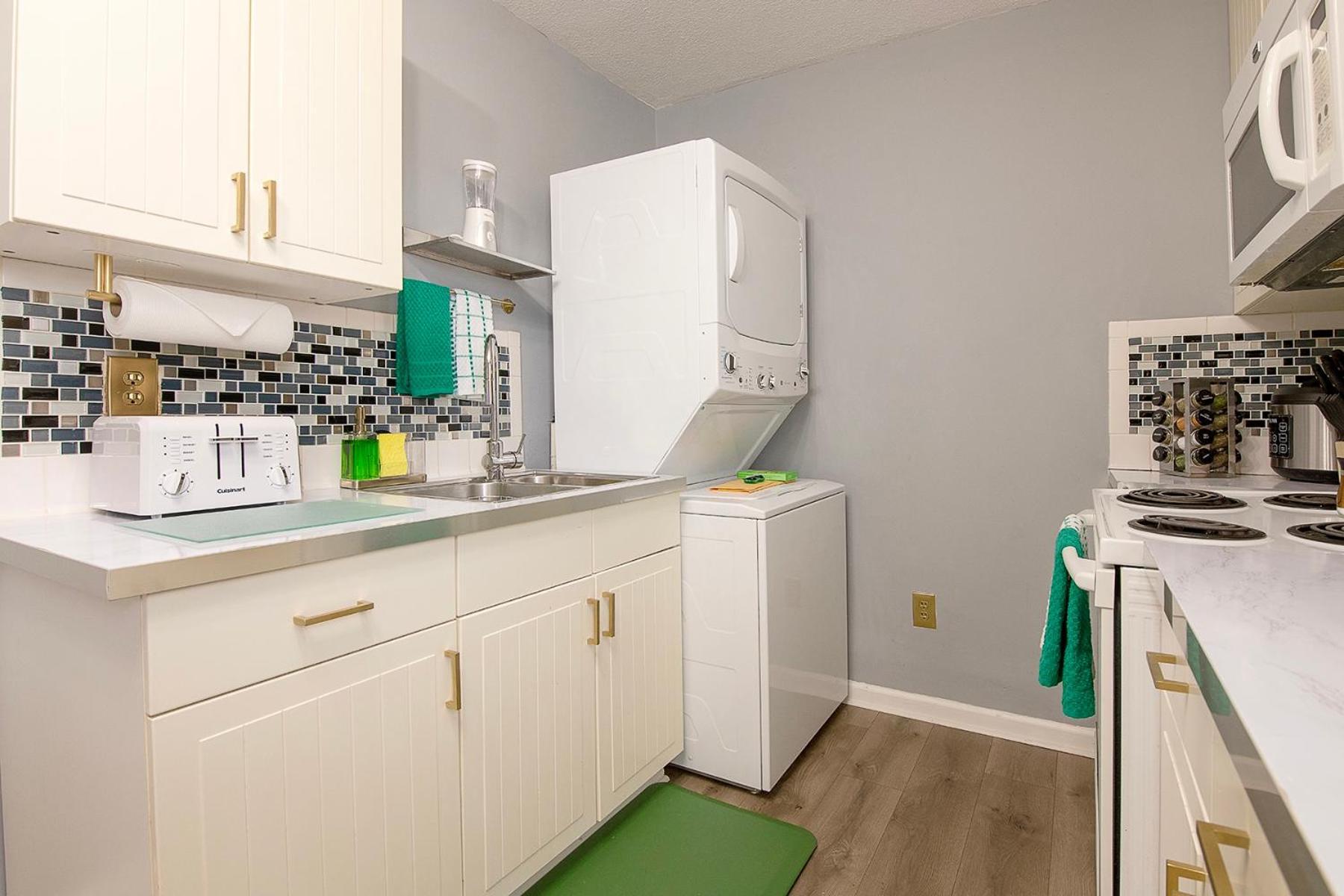 The Tremont Emerald - By Christmas Story House - Historic Charm & Modern Comfort Near Downtown With Parking, 300mb Wifi & Self Check-in Hébergement de vacances *