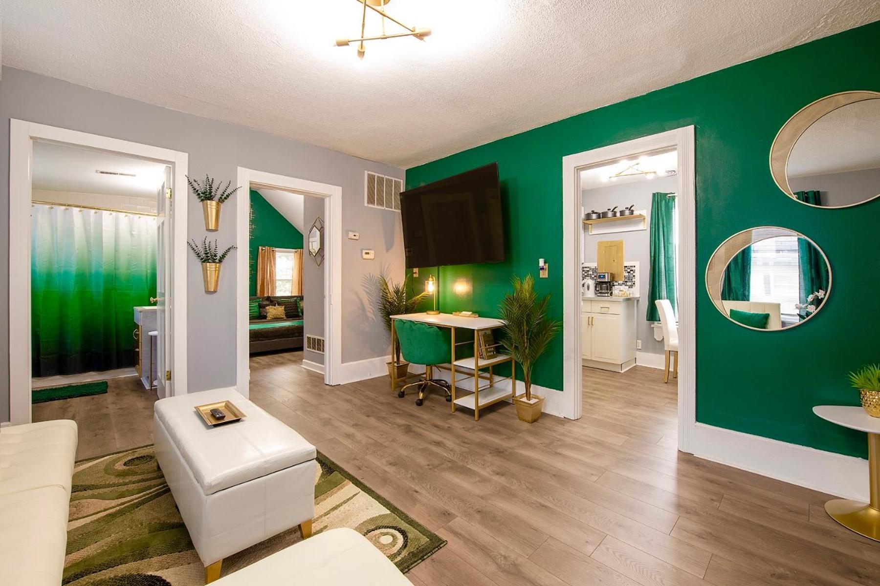 The Tremont Emerald - By Christmas Story House - Historic Charm & Modern Comfort Near Downtown With Parking, 300mb Wifi & Self Check-in Hébergement de vacances Cleveland