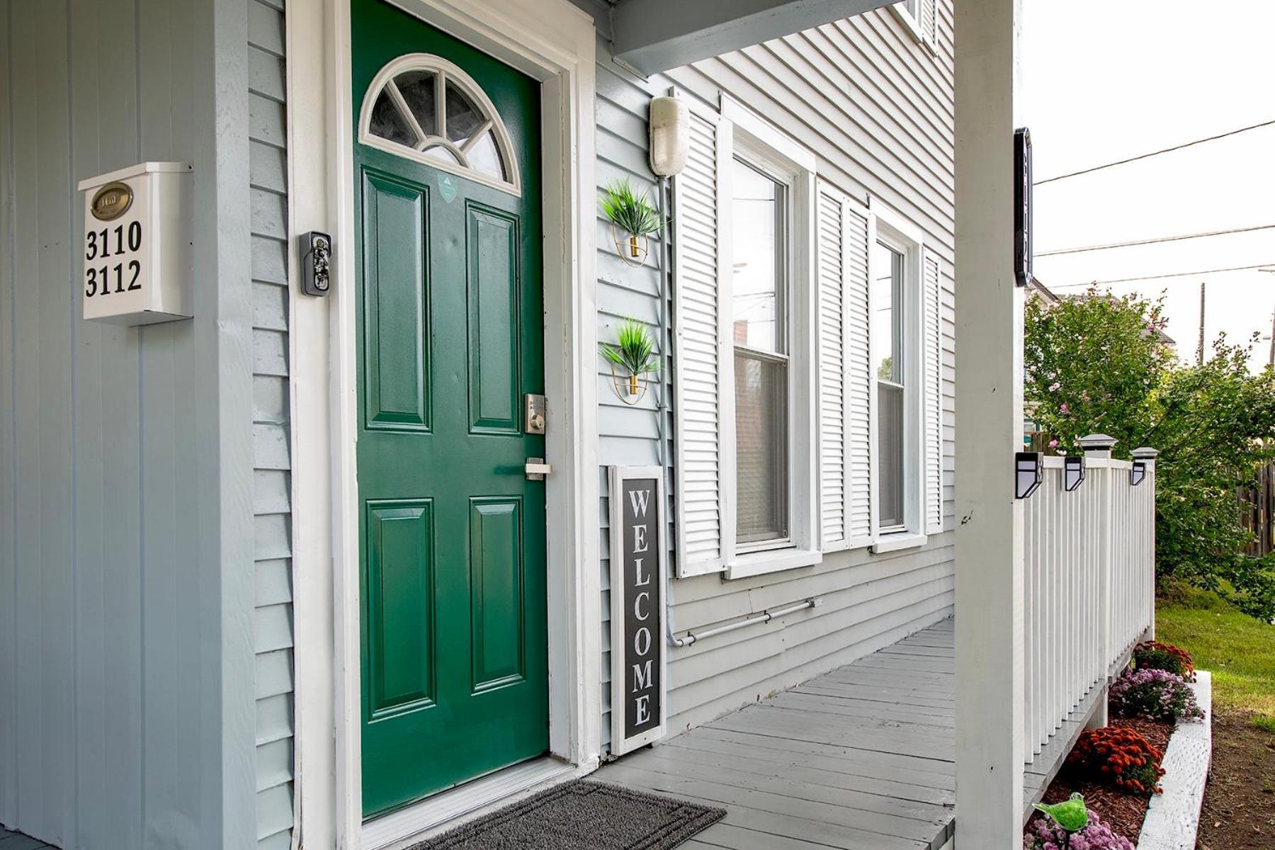 The Tremont Emerald - By Christmas Story House - Historic Charm & Modern Comfort Near Downtown With Parking, 300mb Wifi & Self Check-in Hébergement de vacances