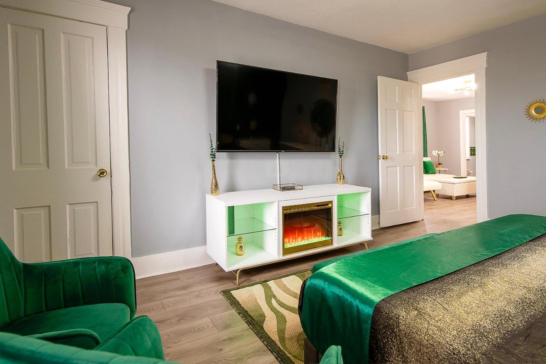 Hébergement de vacances The Tremont Emerald - By Christmas Story House - Historic Charm & Modern Comfort Near Downtown With Parking, 300mb Wifi & Self Check-in *
