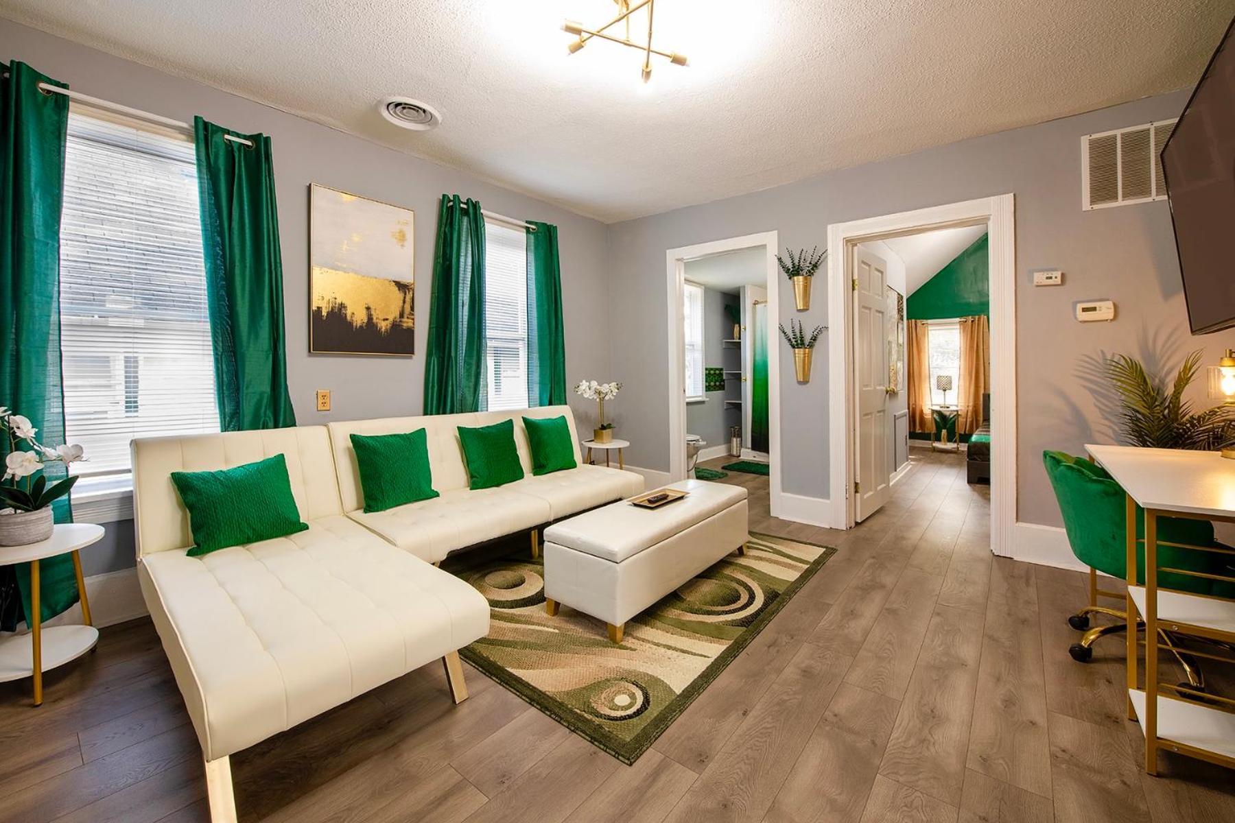The Tremont Emerald - By Christmas Story House - Historic Charm & Modern Comfort Near Downtown With Parking, 300mb Wifi & Self Check-in Hébergement de vacances