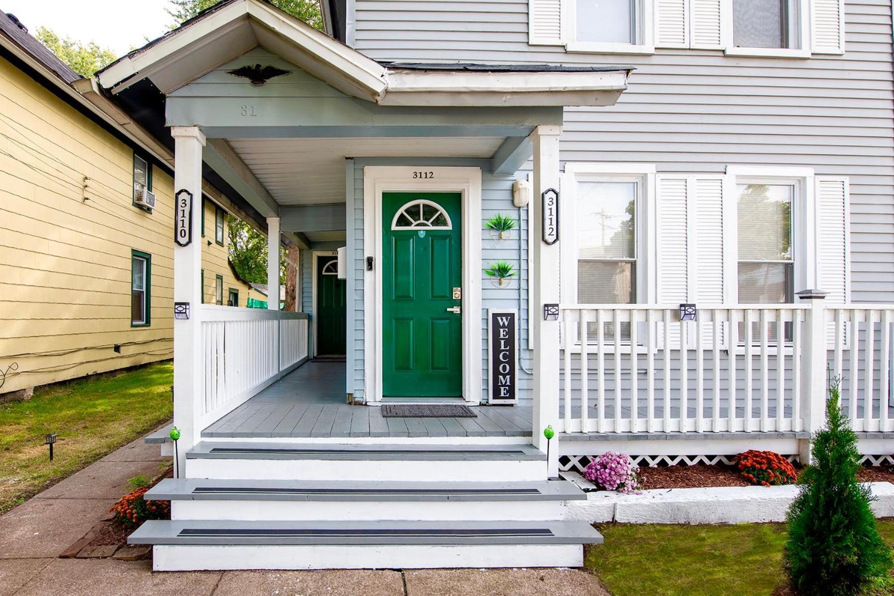 Hébergement de vacances The Tremont Emerald - By Christmas Story House - Historic Charm & Modern Comfort Near Downtown With Parking, 300mb Wifi & Self Check-in Cleveland