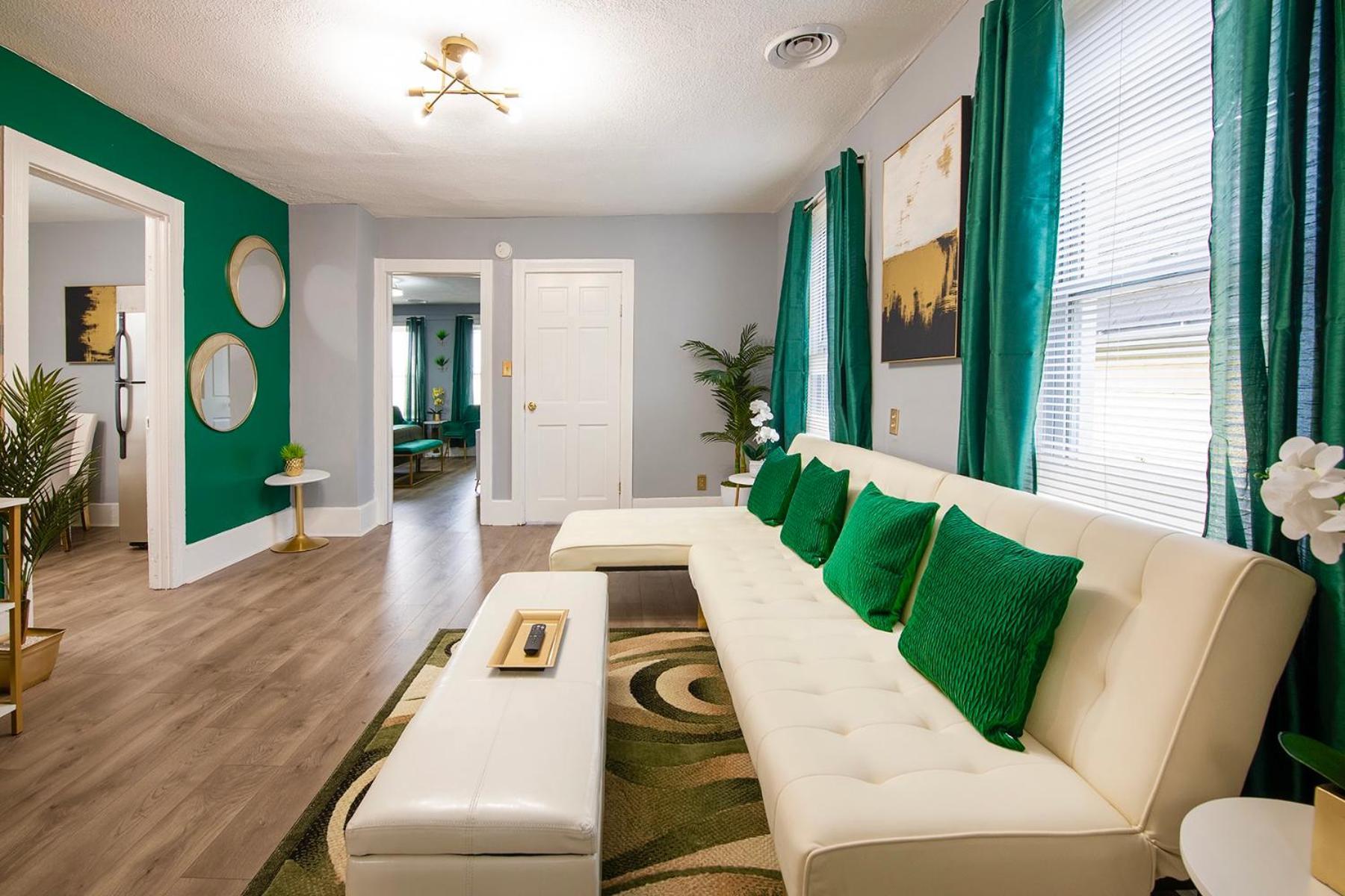 The Tremont Emerald - By Christmas Story House - Historic Charm & Modern Comfort Near Downtown With Parking, 300mb Wifi & Self Check-in Hébergement de vacances Cleveland