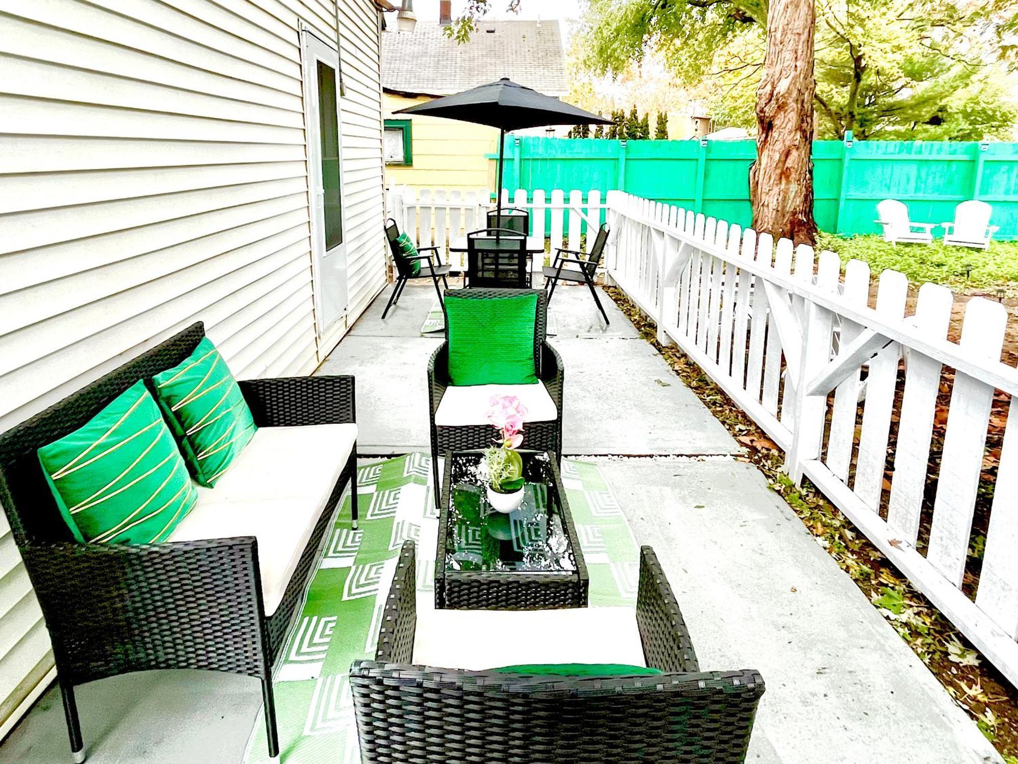 The Tremont Emerald - By Christmas Story House - Historic Charm & Modern Comfort Near Downtown With Parking, 300mb Wifi & Self Check-in Hébergement de vacances *