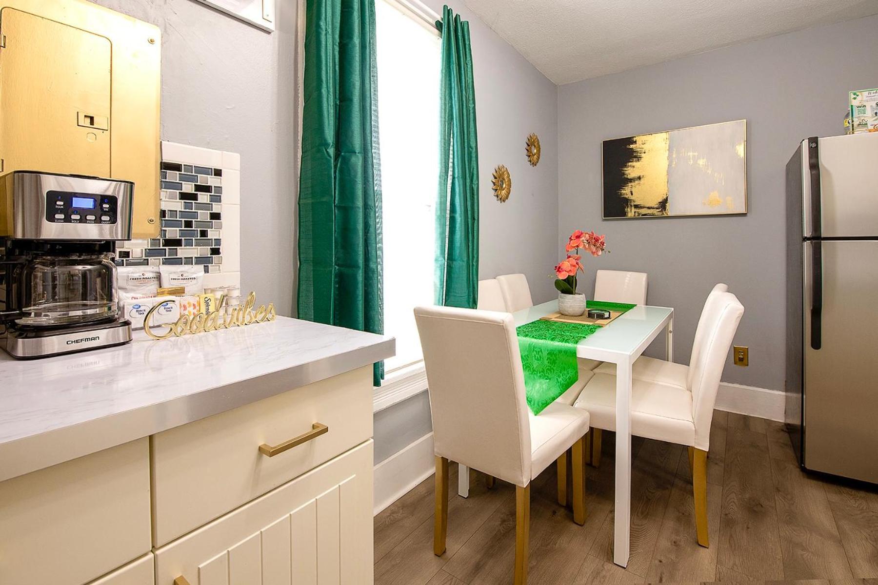 The Tremont Emerald - By Christmas Story House - Historic Charm & Modern Comfort Near Downtown With Parking, 300mb Wifi & Self Check-in Hébergement de vacances