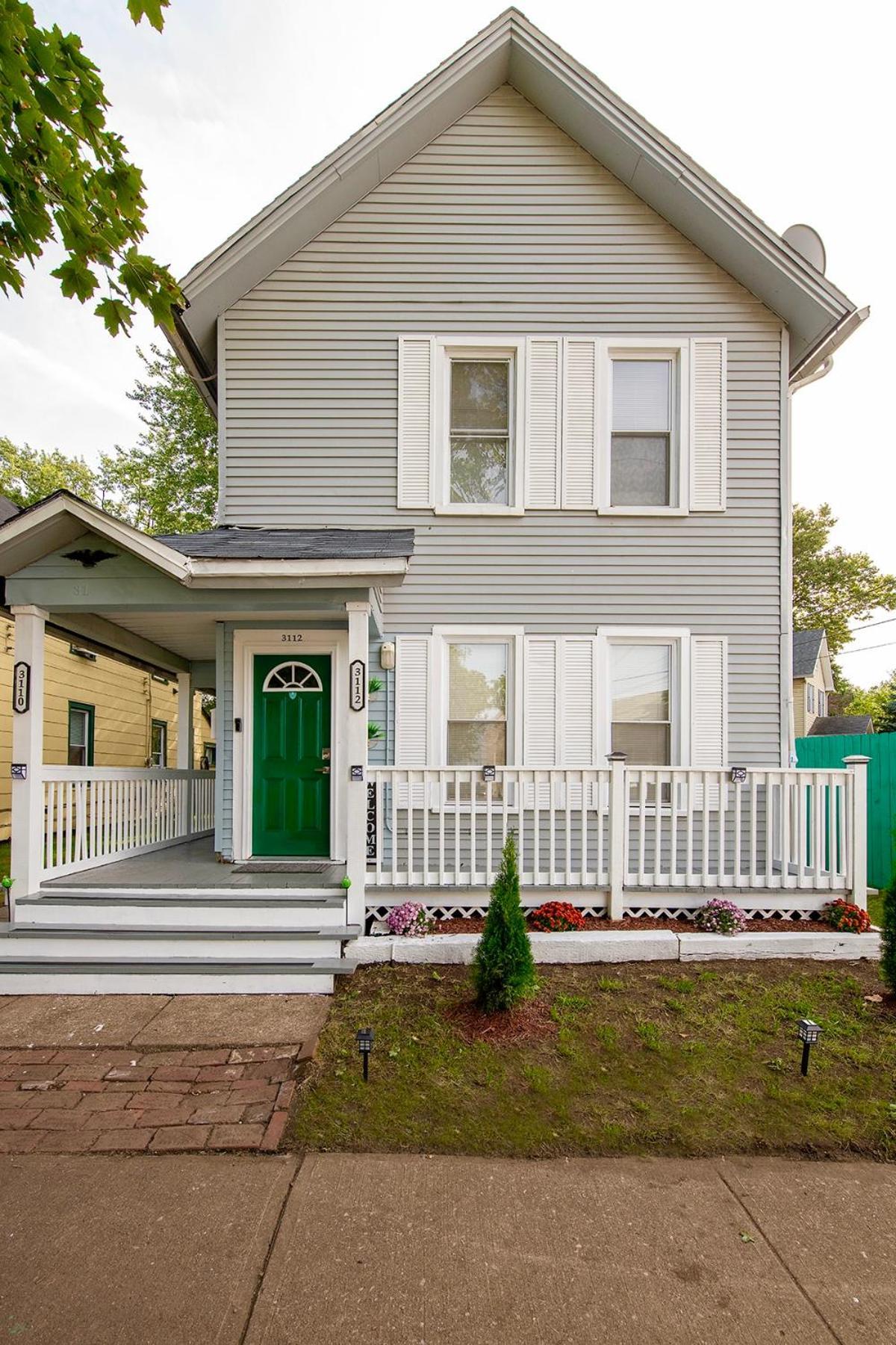 The Tremont Emerald - By Christmas Story House - Historic Charm & Modern Comfort Near Downtown With Parking, 300mb Wifi & Self Check-in Hébergement de vacances *