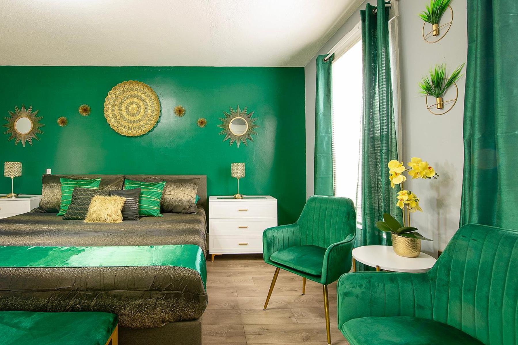 The Tremont Emerald - By Christmas Story House - Historic Charm & Modern Comfort Near Downtown With Parking, 300mb Wifi & Self Check-in Hébergement de vacances