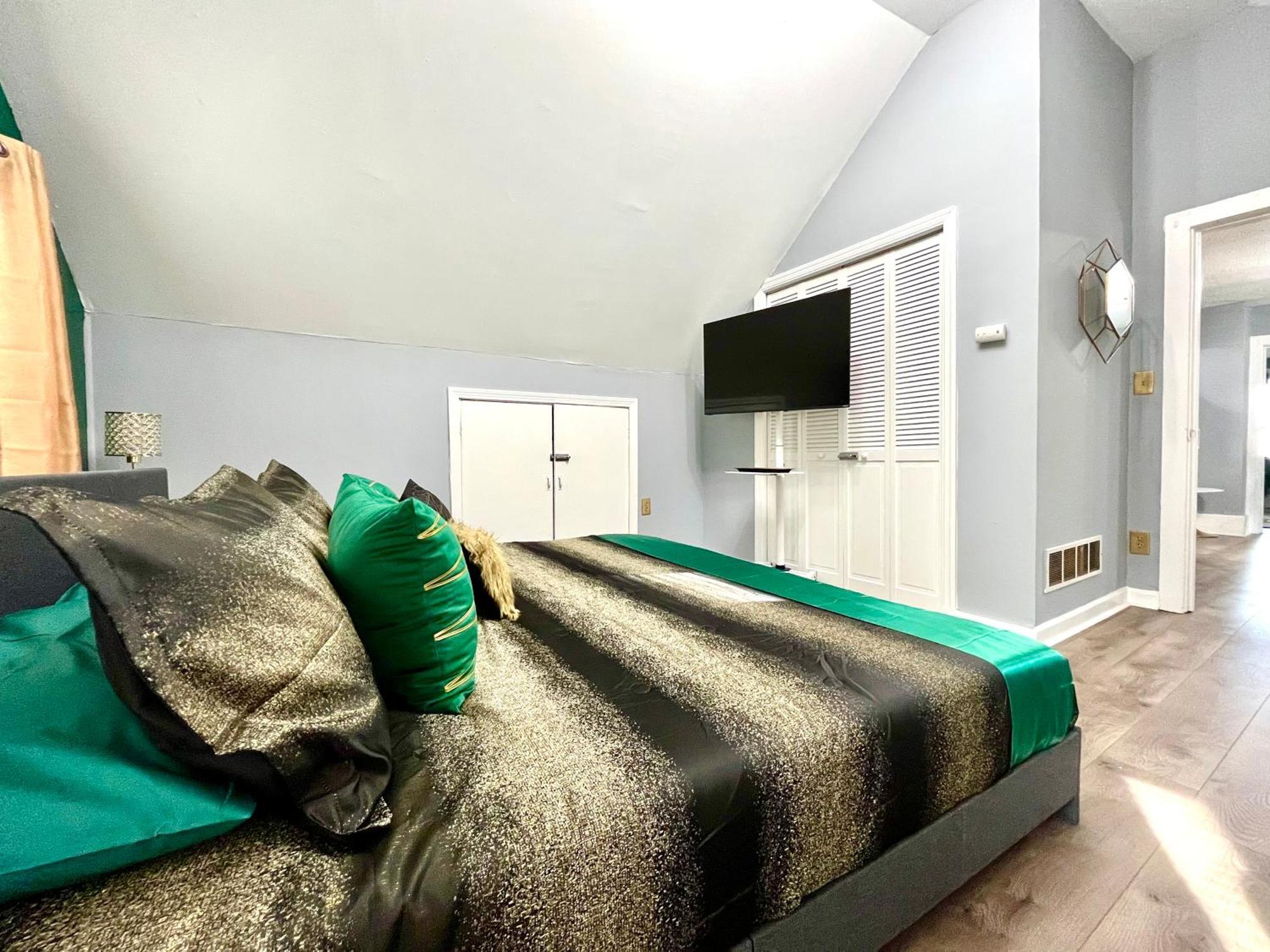 Hébergement de vacances The Tremont Emerald - By Christmas Story House - Historic Charm & Modern Comfort Near Downtown With Parking, 300mb Wifi & Self Check-in *