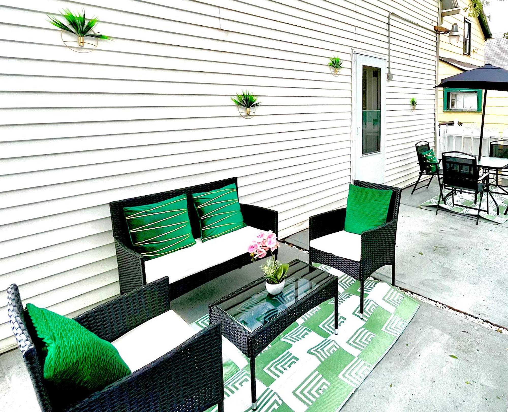 The Tremont Emerald - By Christmas Story House - Historic Charm & Modern Comfort Near Downtown With Parking, 300mb Wifi & Self Check-in Hébergement de vacances Cleveland